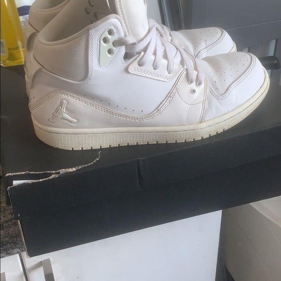 Jordan size 9 all white . - Picture 3 of 3